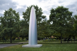 Gisela Col&oacute;n,&nbsp;Quantum Shift (Parabolic Monolith Sirius Titanium), 2021, presented by GAVLAK. Frieze Sculpture 2021., Photo by Linda Nylind. Courtesy of Linda Nylind/Frieze.